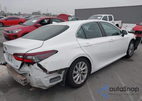 2022 Toyota Camry Le z USA, uszkodzony, nr VIN 4T1C11AK5NU003049